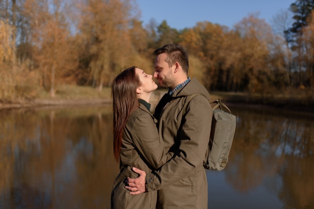 Jong koppel in liefde buiten