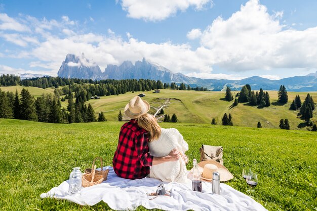 Jong koppel in liefde doen picknick een bezoek aan Alpen dolomieten