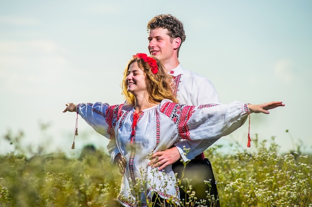 Jong koppel in traditionele Oekraïense dreses