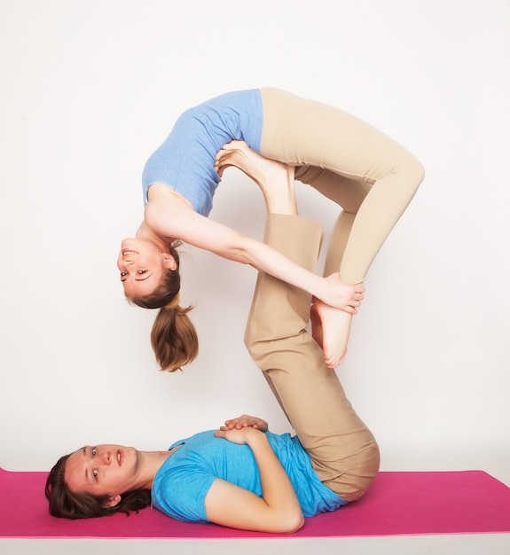 Jong koppel in yoga pose, gelukkige familie