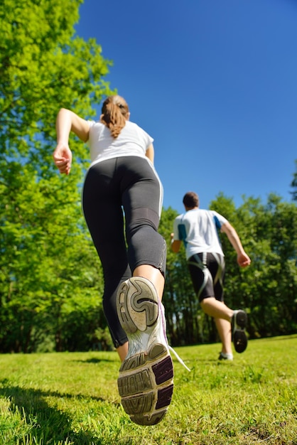 Foto jong koppel joggen in het park in de ochtend. gezondheid en fitness.