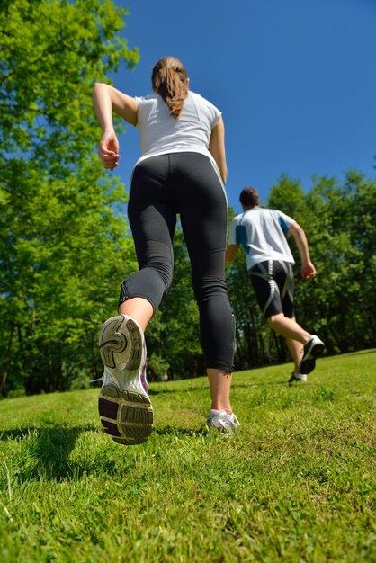 Foto jong koppel joggen in het park in de ochtend. gezondheids- en fitnessconcept
