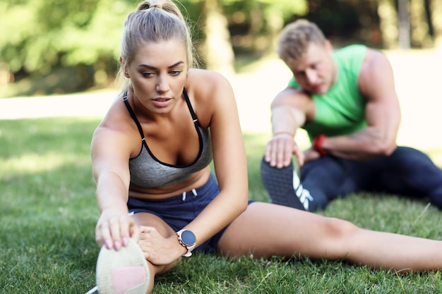 jong koppel joggen in het park in de zomer