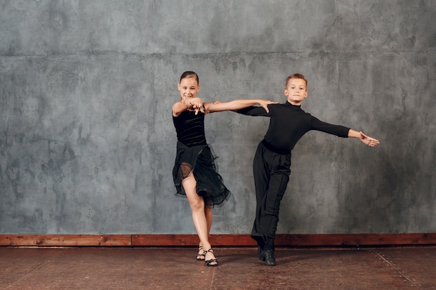 Jong koppel jongen en meisje dansen in ballroom dans Jive