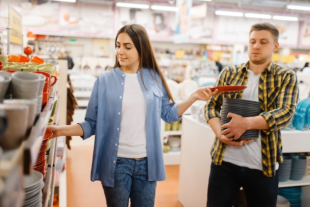 Jong koppel kiezen platen in houseware winkel