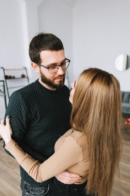 Jong koppel liefhebbers omhelsden elkaar, relatie concept.