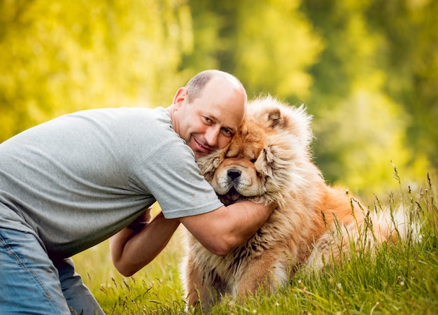 Jong koppel met de honden in het park