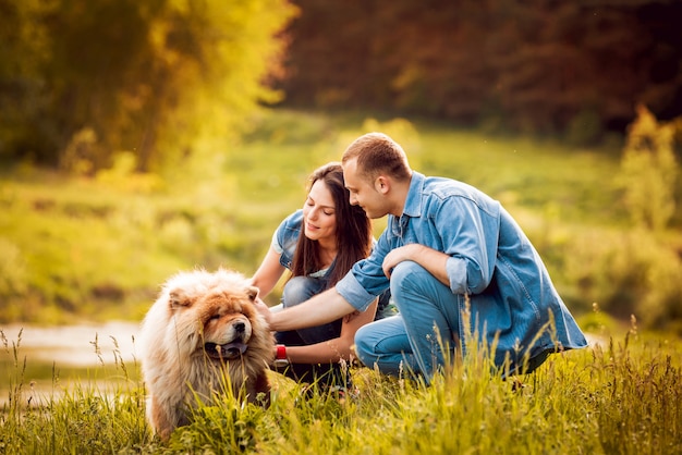 Jong koppel met de honden in het park