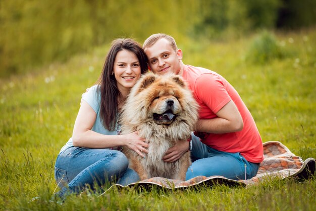 Jong koppel met de honden in het park