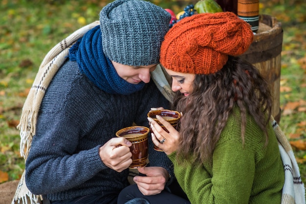 Jong koppel met een kopje koffie