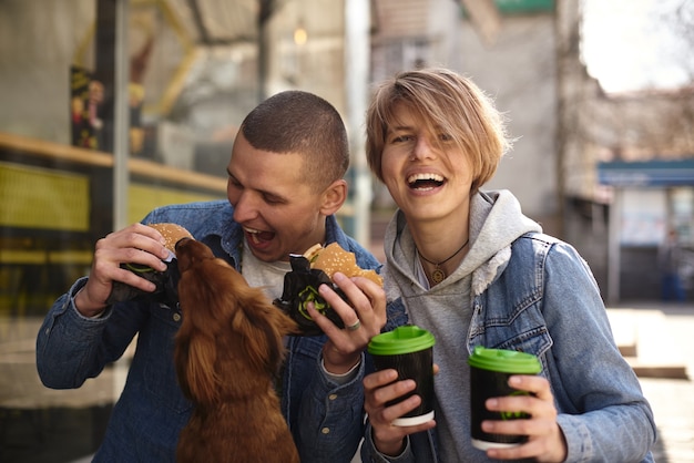 Jong koppel met hond met fastfood lunch