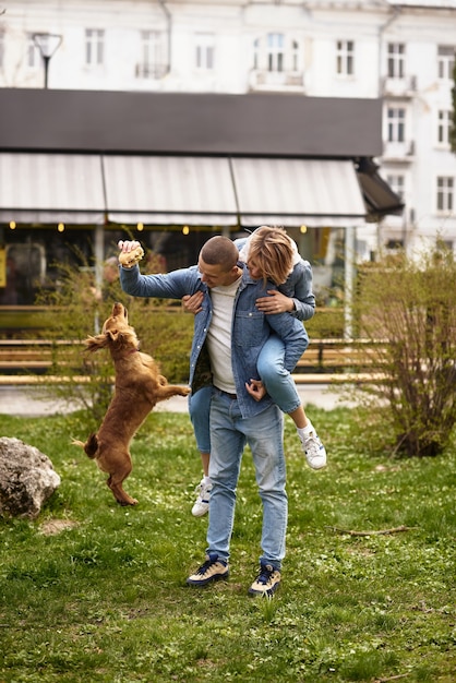 Jong koppel met hond met fastfood lunch