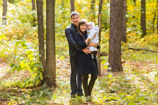 Jong koppel met pasgeboren baby buiten in de herfst