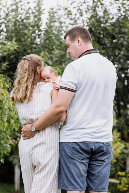 Jong koppel met pasgeboren dochter in park