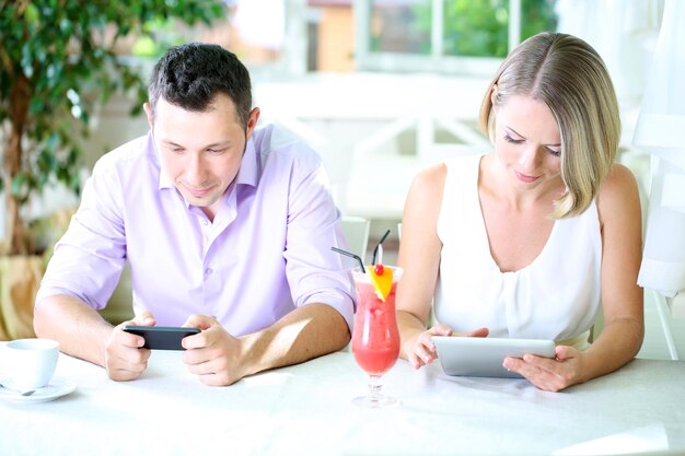 Jong koppel nemen met tablet in restaurant