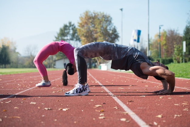 Jong koppel oefenen in stadspark gebied opleiding en oefenen voor uithoudingsvermogen Fitness gezonde levensstijl Concept buiten