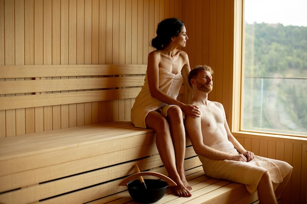 Jong koppel ontspannen in de sauna