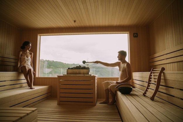 Jong koppel ontspannen in de sauna