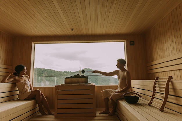 Jong koppel ontspannen in de sauna