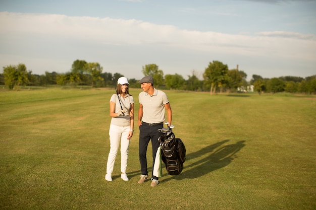 Jong koppel op de golfbaan