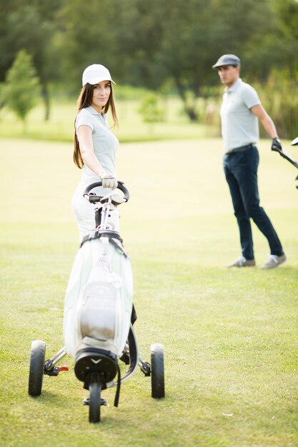 Jong koppel op de golfbaan