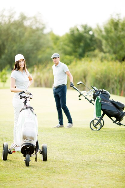 Jong koppel op de golfbaan