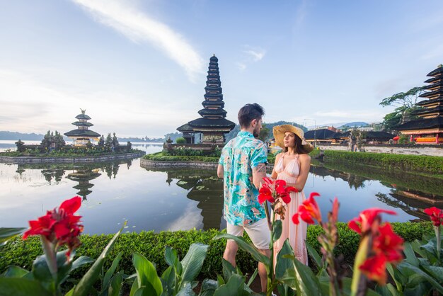 Jong koppel op de Pura Ulun Danu Bratan, Bali