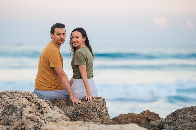 Jong koppel op de strandvakantie in Florida bij zonsondergang