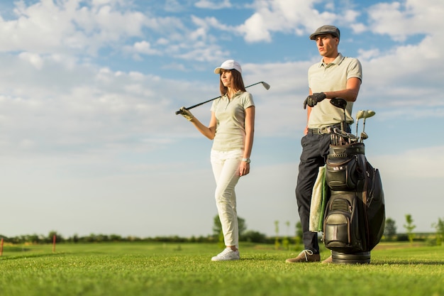 Jong koppel op golfkar