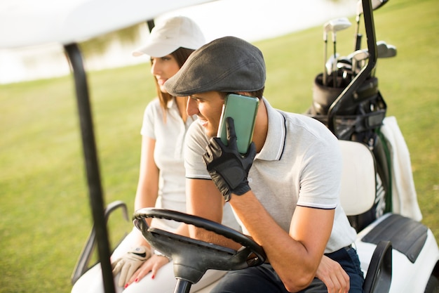 Jong koppel op golfkar