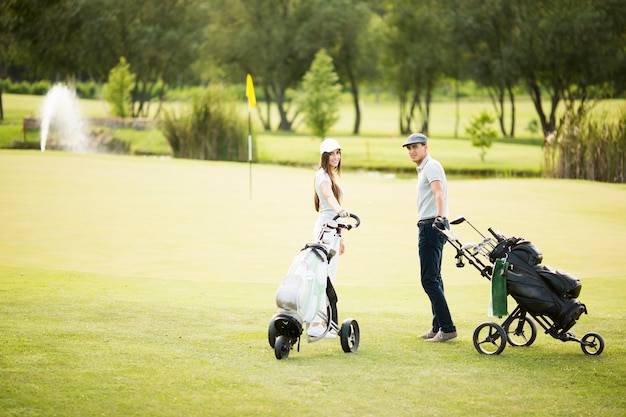 Jong koppel op golfkar