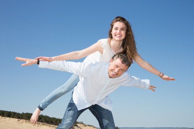 Jong koppel op het strand in de zomer en blauwe hemel