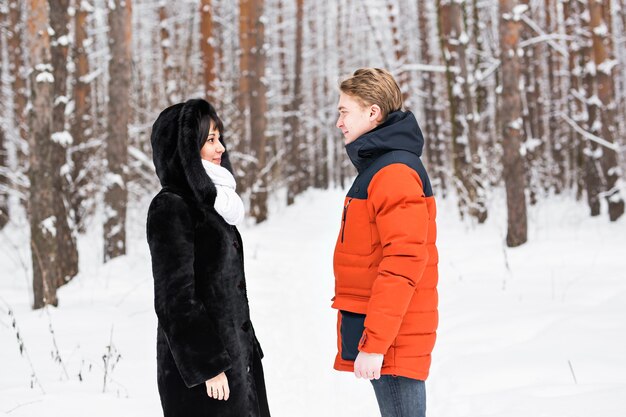 Jong Koppel Op Wintervakantie. man en vrouw in de besneeuwde natuur