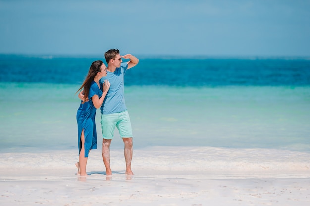 Jong koppel op wit strand tijdens de zomervakantie.