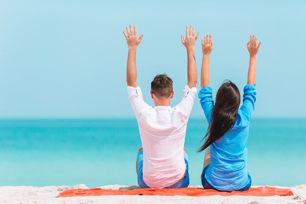 Jong koppel op wit strand tijdens de zomervakantie.