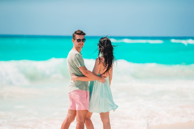 Jong koppel op wit strand tijdens de zomervakantie.