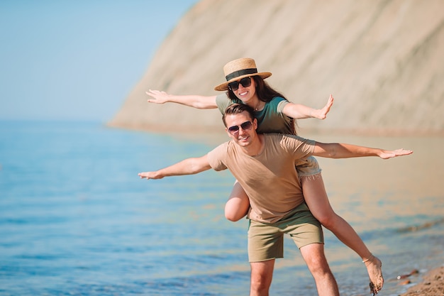 Jong koppel op wit strand tijdens zomervakantie.