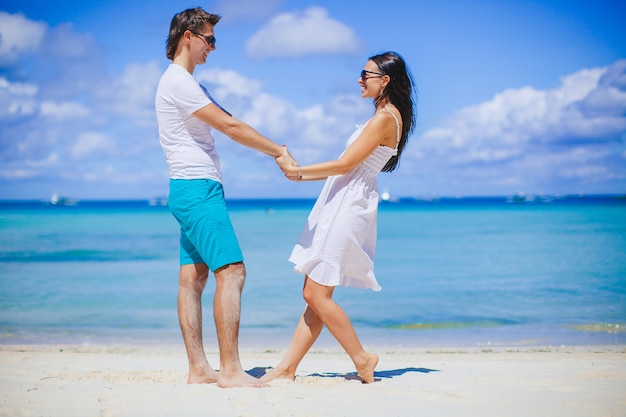 Jong koppel op wit strand tijdens zomervakantie.