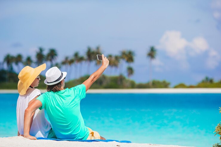 Foto jong koppel op wit strand tijdens zomervakantie