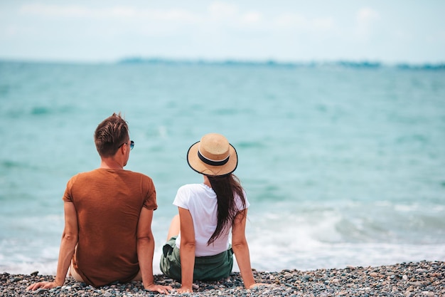 Jong koppel op wit strand tijdens zomervakantie