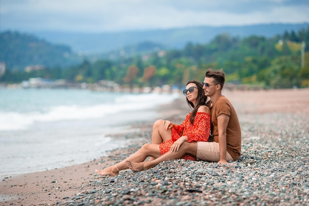 Jong koppel op wit strand tijdens zomervakantie