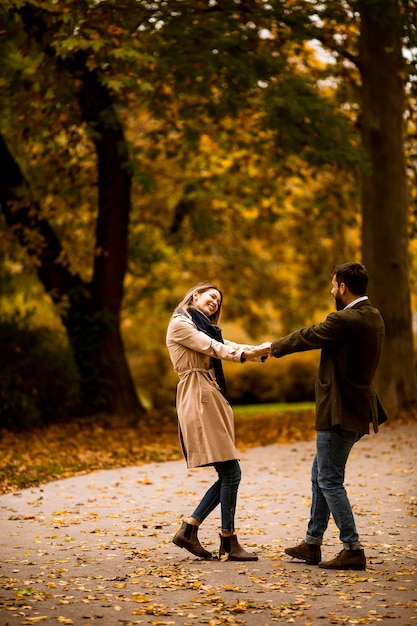 Jong koppel plezier in het herfstpark