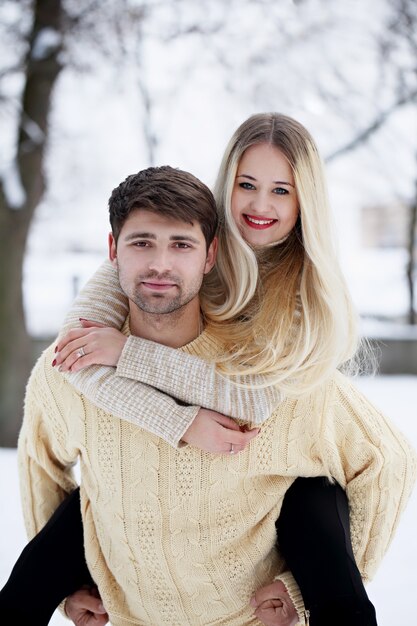 Jong koppel plezier in het park op Valentijnsdag