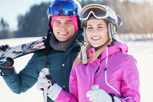 Jong koppel plezier tijdens het skiën in de winter. Hoge kwaliteit foto