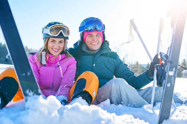 Jong koppel plezier tijdens het skiën in de winter. Hoge kwaliteit foto