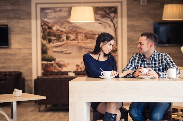 Jong koppel praten in coffeeshop