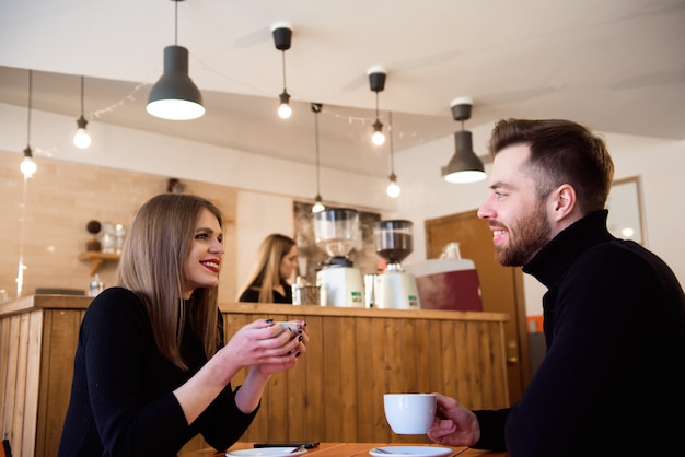 Jong koppel praten in een koffieshop