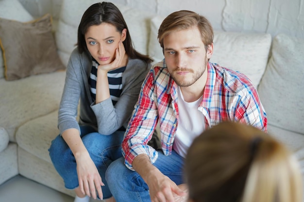 Foto jong koppel praten over hun probleem met psycholoog op kantoor.