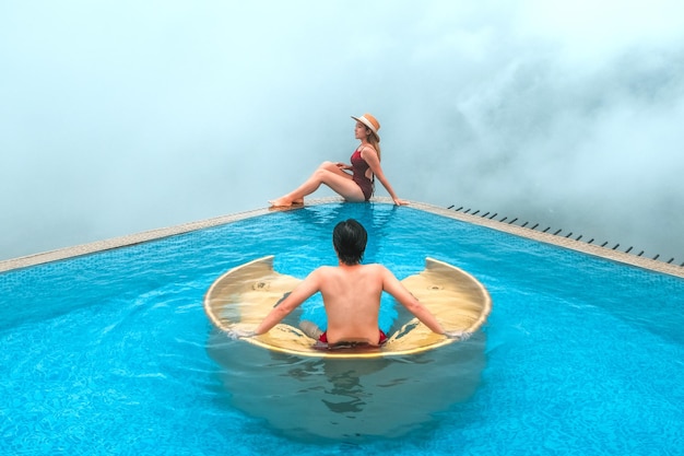 Jong koppel reiziger ontspannen bij infinity pool met prachtige natuur landschap bergen in Sapa Vietnam