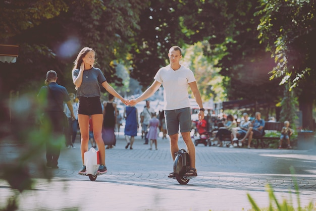 Jong koppel rijden op monowheel in het park